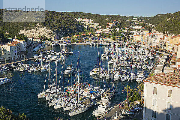 Blick aus der Vogelperspektive auf den geschäftigen Hafen von der Zitadelle  Sonnenuntergang  Bonifacio  Corse-du-Sud  Korsika  Frankreich  Mittelmeer  Europa