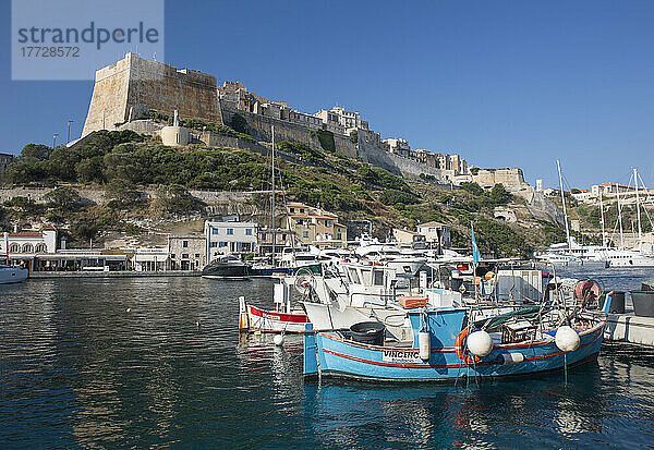 Blick über den Hafen auf die historische Zitadelle  bunte Fischerboote im Vordergrund  Bonifacio  Corse-du-Sud  Korsika  Frankreich  Mittelmeer  Europa