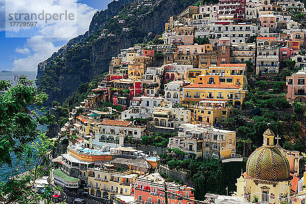 Blick auf die Hügel der Stadt Positano mit niedrigen  farbenfrohen Gebäuden über der Meereslinie  Positano  Amalfiküste  UNESCO-Weltkulturerbe  Kampanien  Italien  Europa