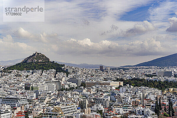 Panorama mit dem Lykabettus und dem griechischen Parlament sichtbar  Athen  Griechenland  Europa