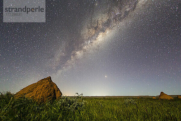 Die Milchstraße über Termitenhügel im Cape Range National Park  Exmouth  Westaustralien  Australien  Pazifik