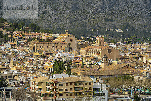 Blick auf Kirchen und Dächer von Pollenca in bergiger Umgebung  Pollenca  Mallorca  Balearen  Spanien  Mittelmeer  Europa