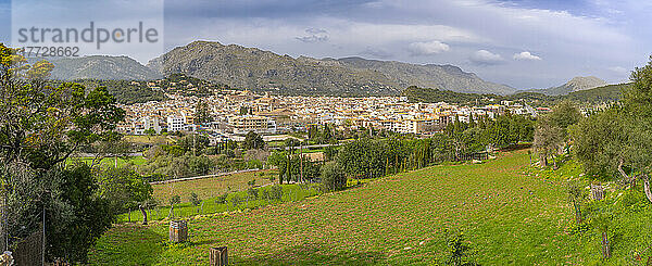 Panoramic view of the town of Pollenca in mountainous setting  Pollenca  Majorca  Balearic Islands  Spain  Mediterranean  Europe
