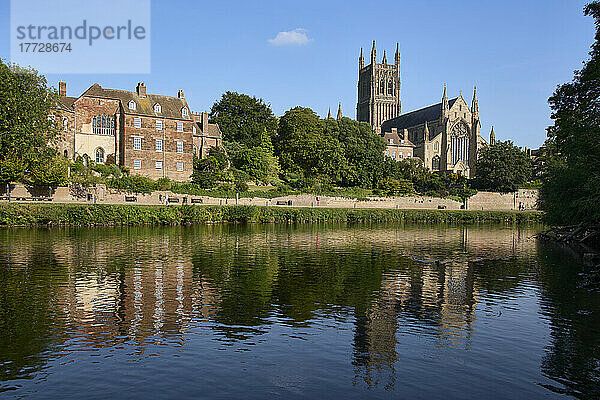 Blick auf den Fluss Severn mit Blick auf die Kathedrale von Worcester  Worcester  Worcestershire  England  Vereinigtes Königreich  Europa