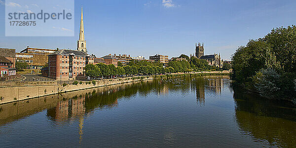 Blick auf den Fluss Severn  die St. Andrews Church und die Worcester Cathedral  Worcester  Worcestershire  England  Vereinigtes Königreich  Europa