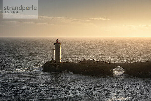 Leuchtturm Petit Minou bei Sonnenuntergang  Finistère  Bretagne  Frankreich  Europa