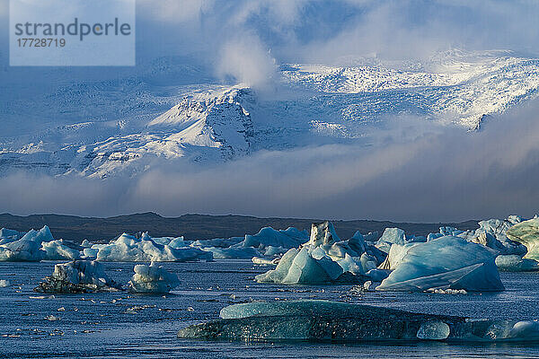 Eisberge in der Gletscherlagune Jökulsárlón  Island  Polarregionen