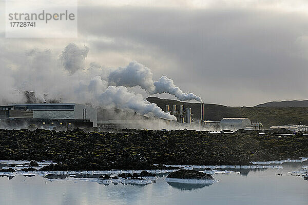 Geothermiekraftwerk  Blaue Lagune  Grindavik  Island  Polarregionen