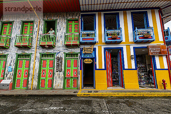 Bunte Häuser in Filandia  UNESCO-Weltkulturerbe  Kaffeekulturlandschaft  Quindio  Kolumbien  Südamerika