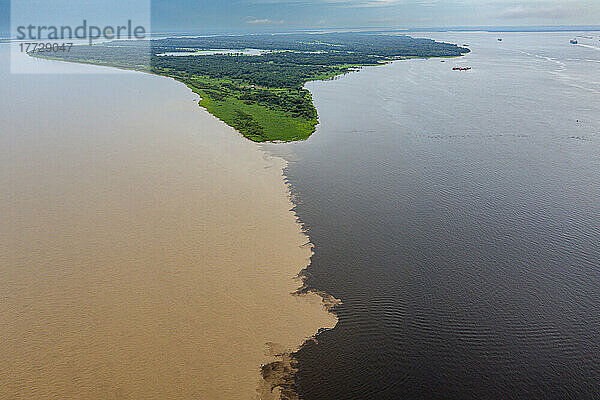 Zusammenfluss des Rio Negro und des Amazonas  Manaus  Bundesstaat Amazonas  Brasilien  Südamerika