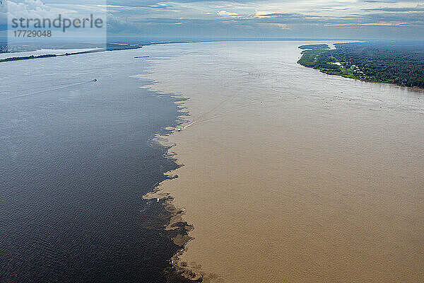 Zusammenfluss des Rio Negro und des Amazonas  Manaus  Bundesstaat Amazonas  Brasilien  Südamerika