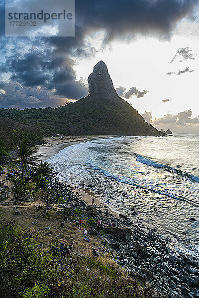 Hintergrundbeleuchtung von Morro do Pico  Fernando de Noronha  UNESCO-Weltkulturerbe  Brasilien  Südamerika