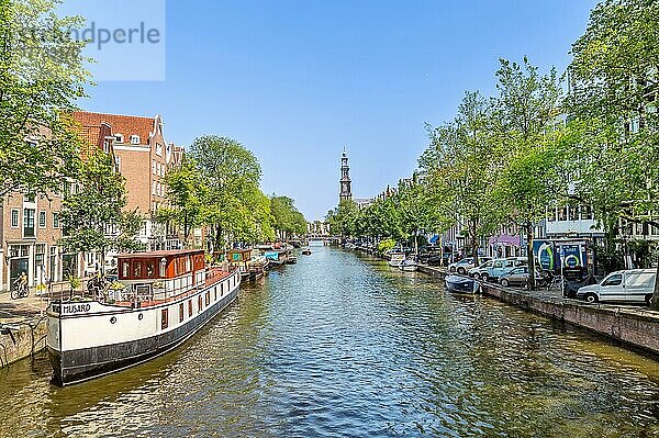 Boote auf dem Prinsengracht-Kanal  mit der Westerkerk-Kirche dahinter  Amsterdam  Nordholland  Niederlande  Europa