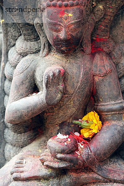 Buddha-Statue  buddhistischer Schrein auf der Straße  Kathmandu  Nepal  Asien