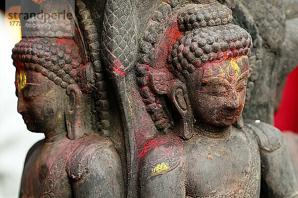 Buddha-Statue  buddhistischer Schrein auf der Straße  Kathmandu  Nepal  Asien