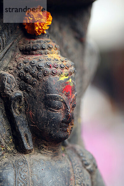 Buddha-Statue  buddhistischer Schrein auf der Straße  Kathmandu  Nepal  Asien