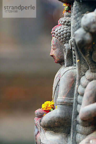 Buddha-Statue  buddhistischer Schrein auf der Straße  Kathmandu  Nepal  Asien