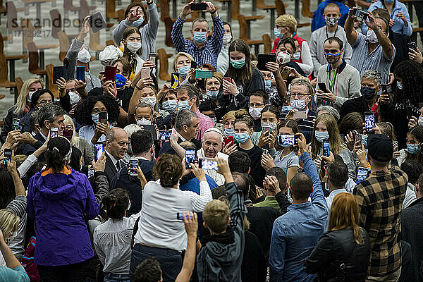 Papst Franziskus trifft sich bei seiner Ankunft mit Gläubigen für eine begrenzte öffentliche Audienz während der COVID-19-Pandemie  Vatikan  Rom  Latium  Italien  Europa