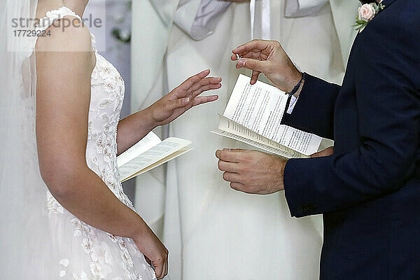 Hochzeitszeremonie in einer katholischen Kirche  Eheringe werden ausgetauscht  Frankreich  Europa