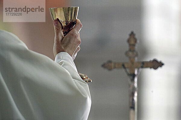 Katholischer Priester  Eucharistiefeier in der Kirche  Yonne  Frankreich  Europa