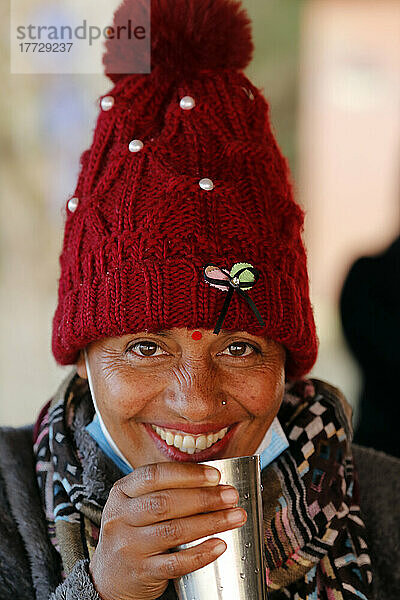 Lächelndes Porträt einer Frau  die Tee trinkt  Nepal  Asien