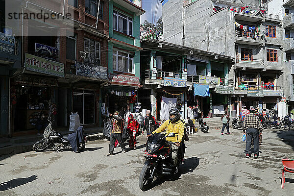 Hauptstraße in der nepalesischen Stadt Charikot  Nepal  Asien