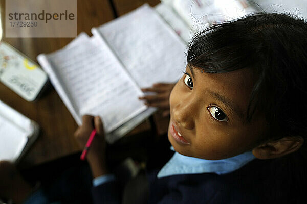 Junge in der Schule  Morgenklassenzimmer  Kathmandu  Nepal  Asien