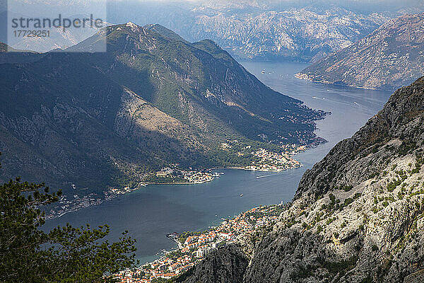 Blick auf die Bucht von Kotor  UNESCO-Weltkulturerbe  Montenegro  Europa