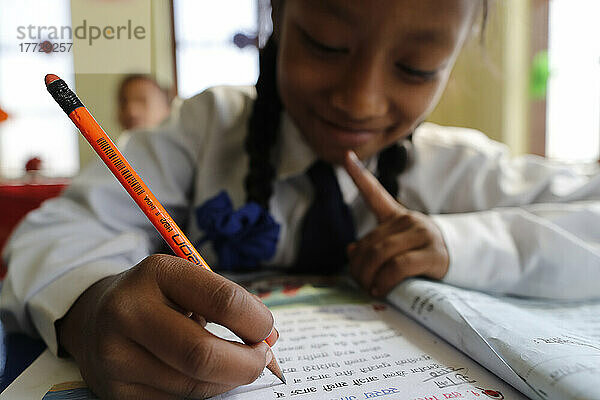 Grundschule  Mädchen im Klassenzimmer mit Bleistift  Bildungskonzept und Schulleben  Kathmandu  Nepal  Asien
