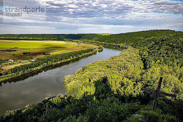 Blick auf den Fluss Dnjestr und die Ukraine von Soroca  Moldawien  Europa