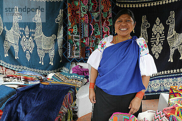Standinhaber auf dem Otavalo-Markt  Otavalo  Ecuador  Südamerika