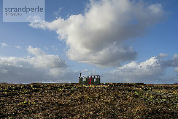 Eine Schutzhütte im Moorland auf der Isle of Lewis auf den Äußeren Hebriden  Schottland  Vereinigtes Königreich  Europa