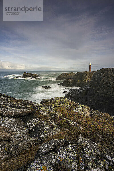 Butt of Lewis Lighthouse mit zerklüfteter Küste  Isle of Lewis  Äußere Hebriden  Schottland  Vereinigtes Königreich  Europa