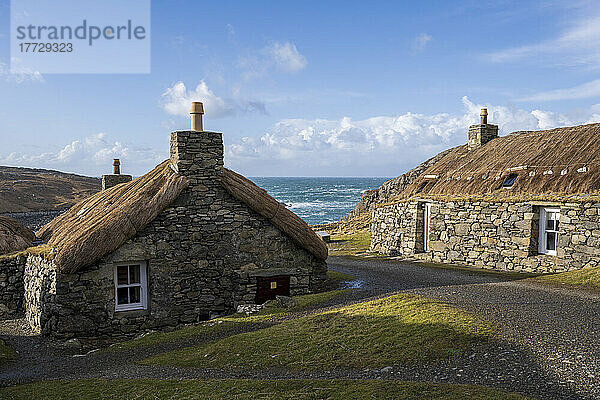 Blackhouse Village  mit Blick auf die Küste auf Harris und Lewis Island  Äußere Hebriden  Schottland  Vereinigtes Königreich  Europa