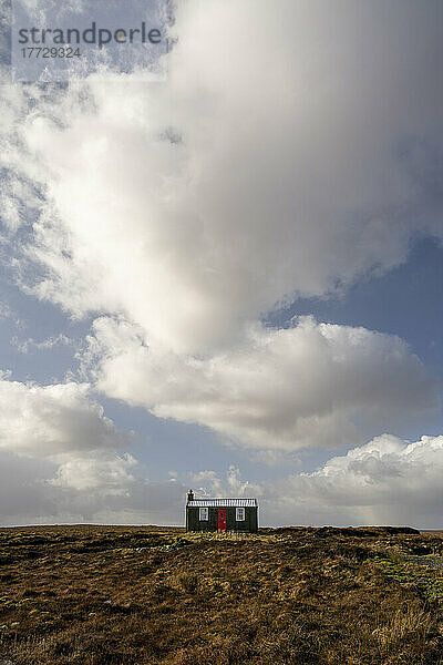 Eine Schutzhütte auf Moorland  Isle of Lewis auf den Äußeren Hebriden  Schottland  Vereinigtes Königreich  Europa