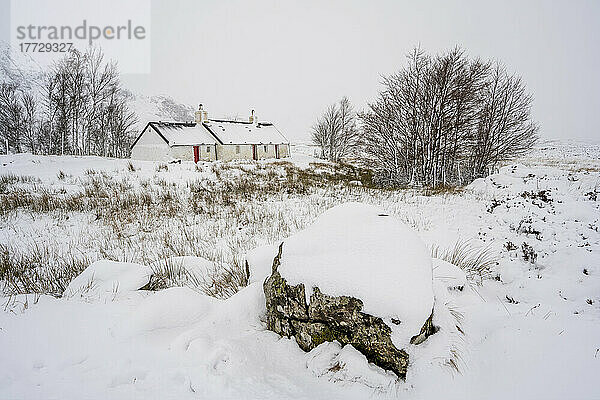 Black Rock Cottages im Schnee  Rannoch Moor  Glencoe  Highland Region  Schottland  Vereinigtes Königreich  Europa