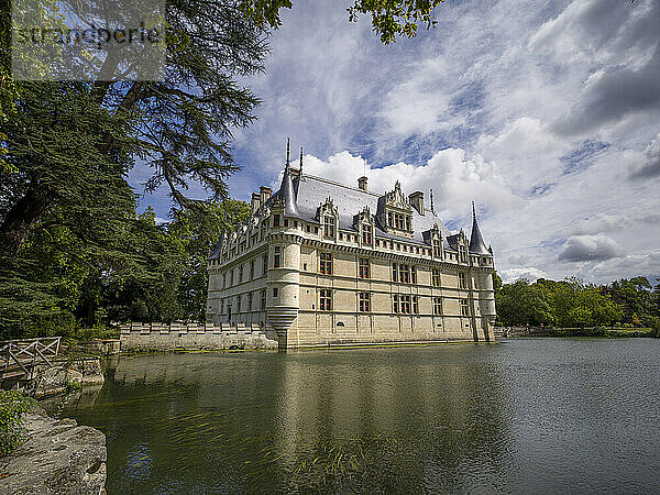 Das Schloss von Azay-le-Rideau spiegelt sich im See an einem sonnigen Tag mit Wolken  UNESCO-Weltkulturerbe  Azay-le-Rideau  Indre et Loire  Centre-Val de Loire  Frankreich  Europa