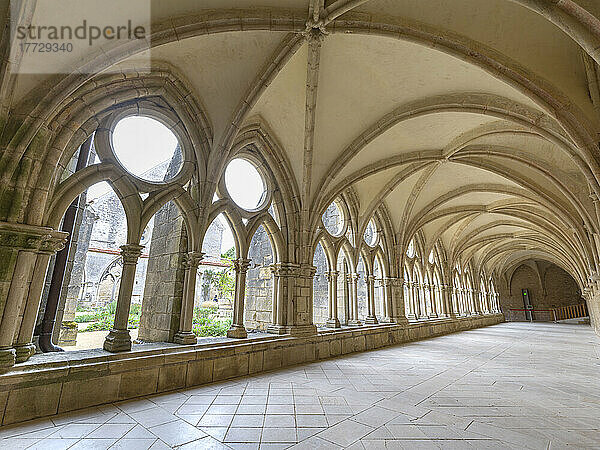 Innenraum des Kreuzgangportikus der Zisterzienserabtei Noirlac aus dem 12. Jahrhundert  Cher  Centre-Val del Loire  Frankreich  Europa