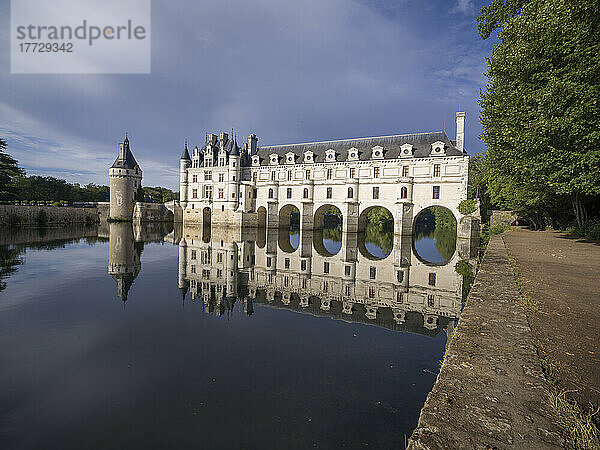 Schloss Chateau de Chenonceau spiegelt sich im Wasser  UNESCO-Weltkulturerbe  Chenonceau  Indre-et-Loire  Centre-Val de Loire  Frankreich  Europa