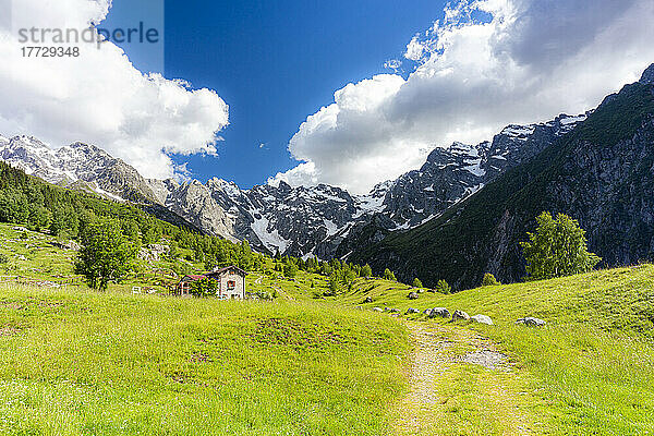 Einsame traditionelle Hütte in einem wilden Alpental  Val d'Arigna  Orobie  Valtellina  Lombardei  Italien  Europa
