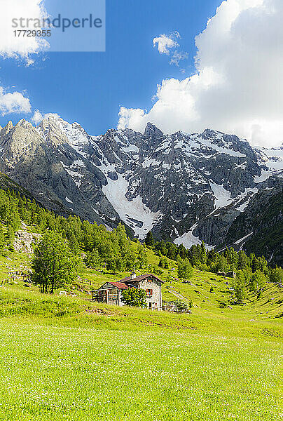 Einsame traditionelle Hütte in einem wilden Alpental  Val d'Arigna  Orobie  Valtellina  Lombardei  Italien. Europa