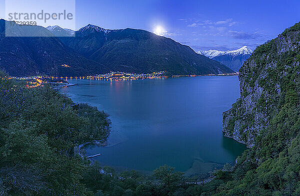 Bucht von San Fedelino von oben  beleuchtet vom Mond in der Dämmerung  Lago di Novate  Valchiavenna  Valtellina  Lombardei  Italien  Europa