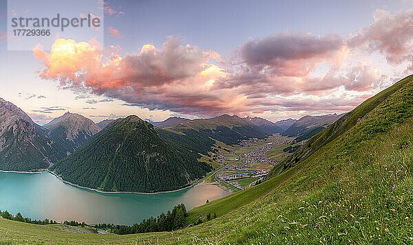 Livigno und See bei Sonnenuntergang  Livigno-Tal  Veltlin  Lombardei  Italien  Europa