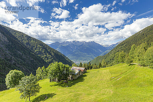 Einsame traditionelle Hütte in einem wilden Alpental  Val d'Arigna  Orobie  Valtellina  Lombardei  Italien  Europa