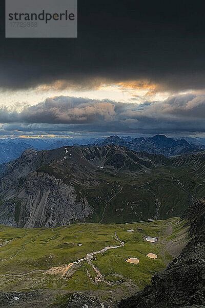 Bergseen von oben beleuchtet durch Sonnenuntergang  Stilfserjoch-Pass  Stilfserjoch-Nationalpark  Veltlin  Lombardei  Italien  Europa