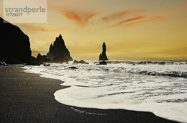 Silhouetten vorgelagerter Felsen entlang der Küste bei Reynisfjara  in der Nähe von Vik  Südküste Islands  Polarregionen