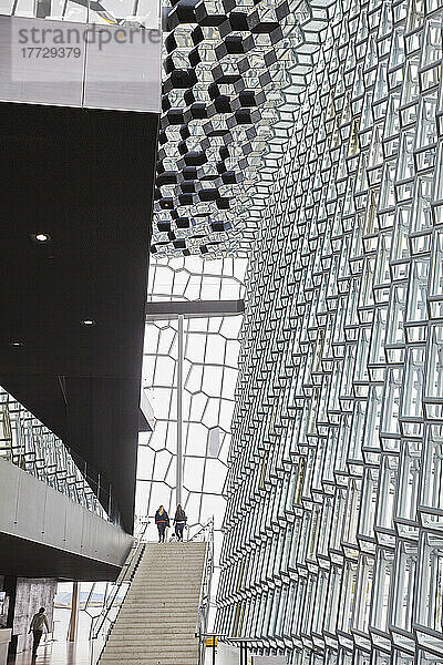 Das Innere der Harpa-Konzerthalle  neben dem Alten Hafen  Reykjavik  Island  Polarregionen