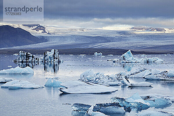 Eisschollen in der Lagune von Jökulsárlón mit Blick auf die Vatnajökull-Eiskappe  Vatnajökull-Nationalpark  Südküste Islands  Polarregionen