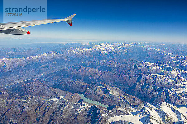 Flugzeugflügel  Schweizer Alpen  Schweiz  Europa