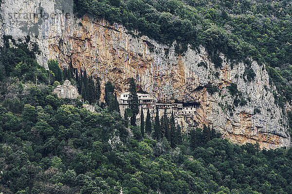 Griechisch-orthodoxes Kloster des Hl. Johannes des Täufers  Moni Timiou Prodromou  erbaut auf einem Felsen in Stemnitsa  Arkadien  Peloponnes  Griechenland  Europa